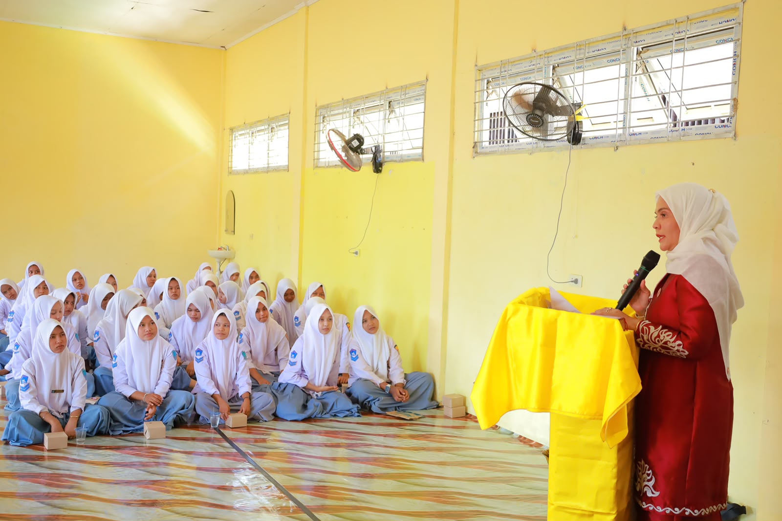 Dekranasda Aceh Barat Masuk Sekolah ke-7 di SMKN 1 Samatiga, Ajak Pelajar Berkreasi dengan Eceng Gondok