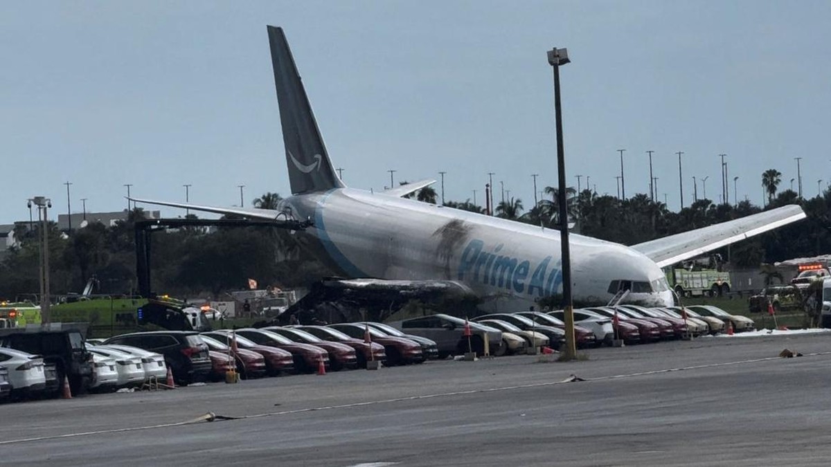 Boeing 767 Kargo Amazon Keluar Landasan di Bandara Miami, 5 Tewas Tertabrak