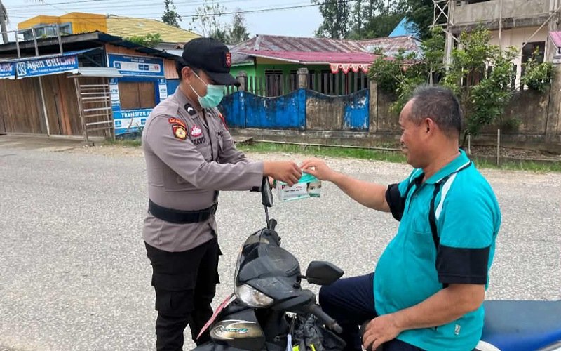 Polsek Sekatak Bagikan 5 Personel Masker Gratis ke Pengendara di Trans Kaltara, Antisipasi Kabut Asap Karhutla