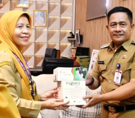 Camat Kelapa Dua Bagikan Ratusan Masker Gratis ke Warga, Antisipasi Paparan Abu Vulkanik di Kabupaten Tangerang