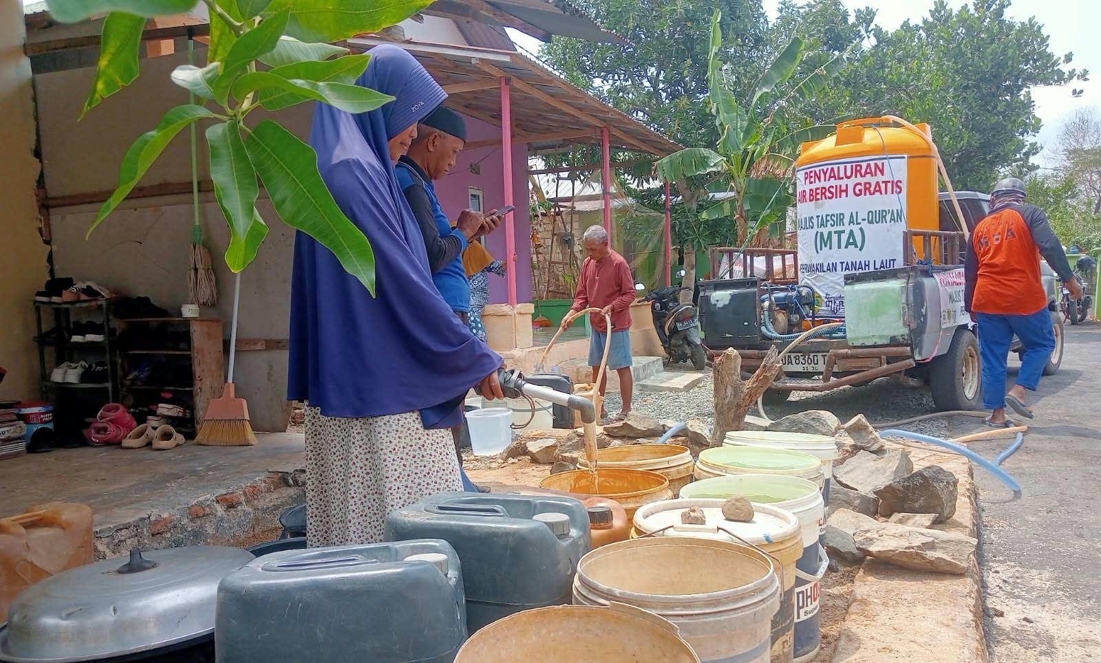 Yayasan MTA Tanah Laut Salurkan 1.200 Liter Air Bersih ke Warga Desa Ketapang Terdampak Kemarau