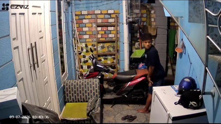 Motor Mio M3 Warga Sukawinatan Palembang Raib dari Dalam Pagar, Aksi Dua Pelaku Terekam CCTV