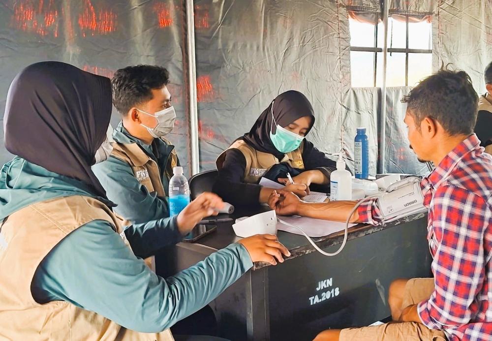 Tim Kesehatan Unesa Tangani ISPA pada 100 Warga Terdampak Gempa di Reo NTT, Fokus pada Ibu dan Anak