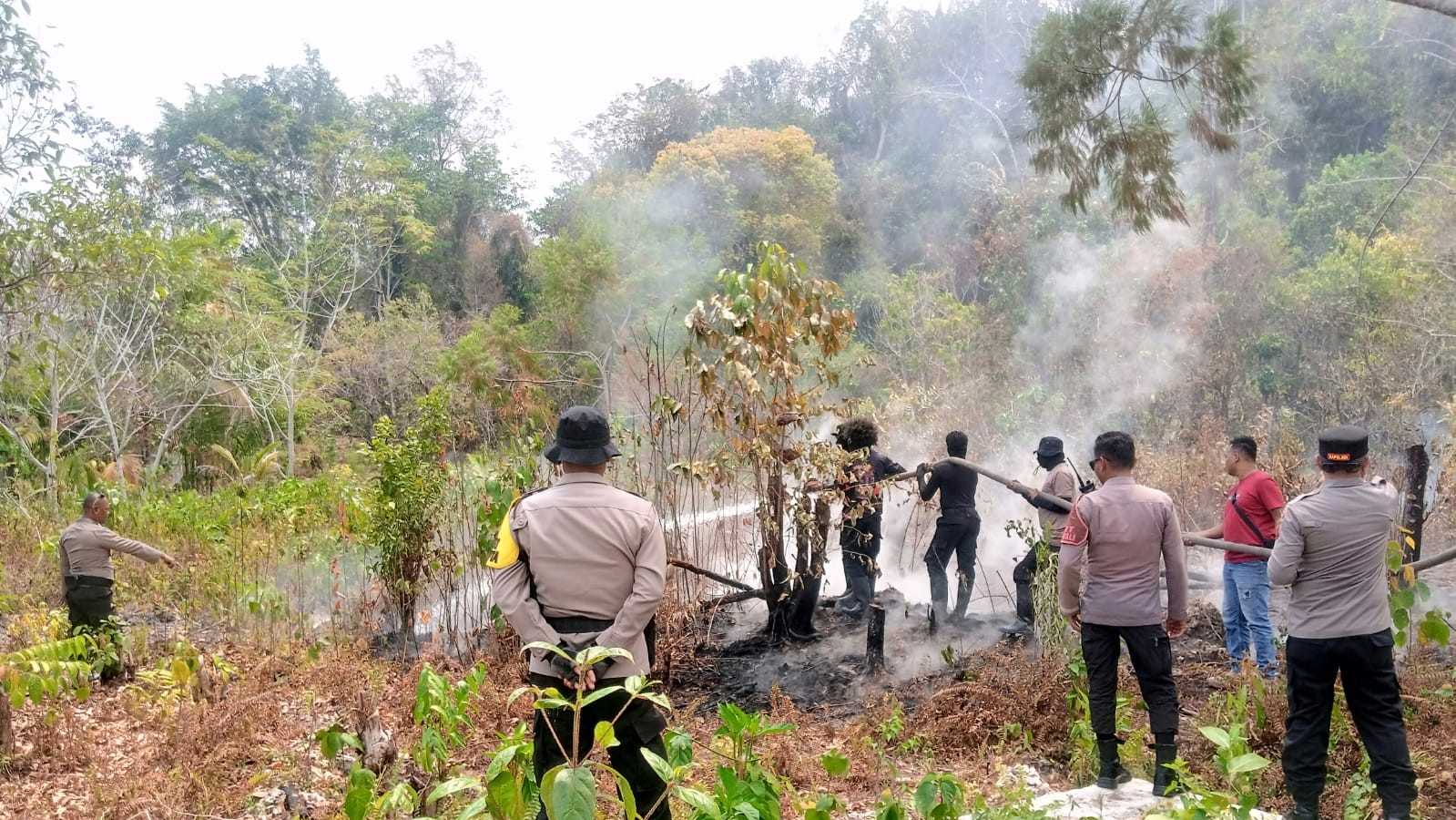 Polres Biak Numfor Padamkan Dua Titik Kebakaran Lahan di Distrik Yendidori, Water Cannon Dikerahkan