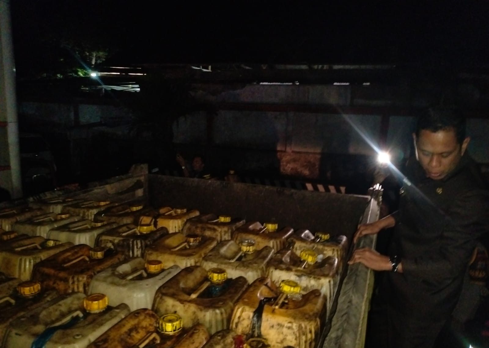 Wali Kota Kotamobagu Sidak SPBU Pontodon Dini Hari, Temukan Truk Isi Biosolar ke Ratusan Jeriken 25 Liter