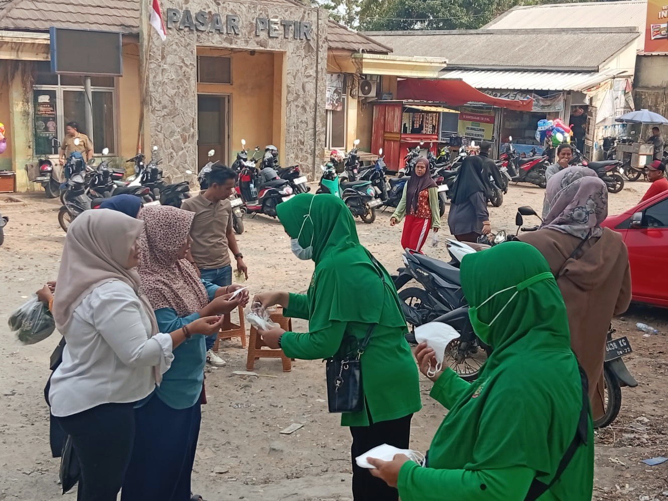 Erupsi Gunung Anak Krakatau: Persit Koramil Petir Bagikan Masker ke Warga Pasar Petir, Serang