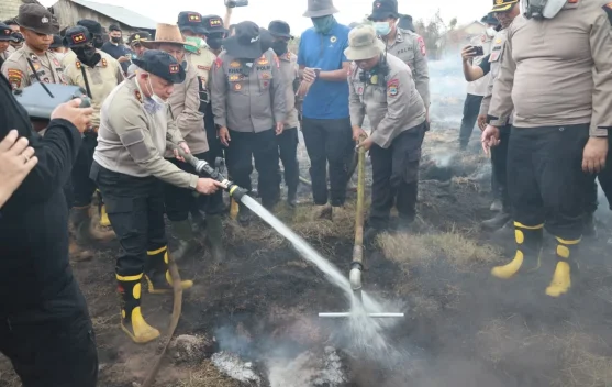 Kapolda Kalsel Turun ke Titik Api di Banjarbaru, 76 Mahasiswa ULM Dikerahkan Padamkan Karhutla Lahan Gambut