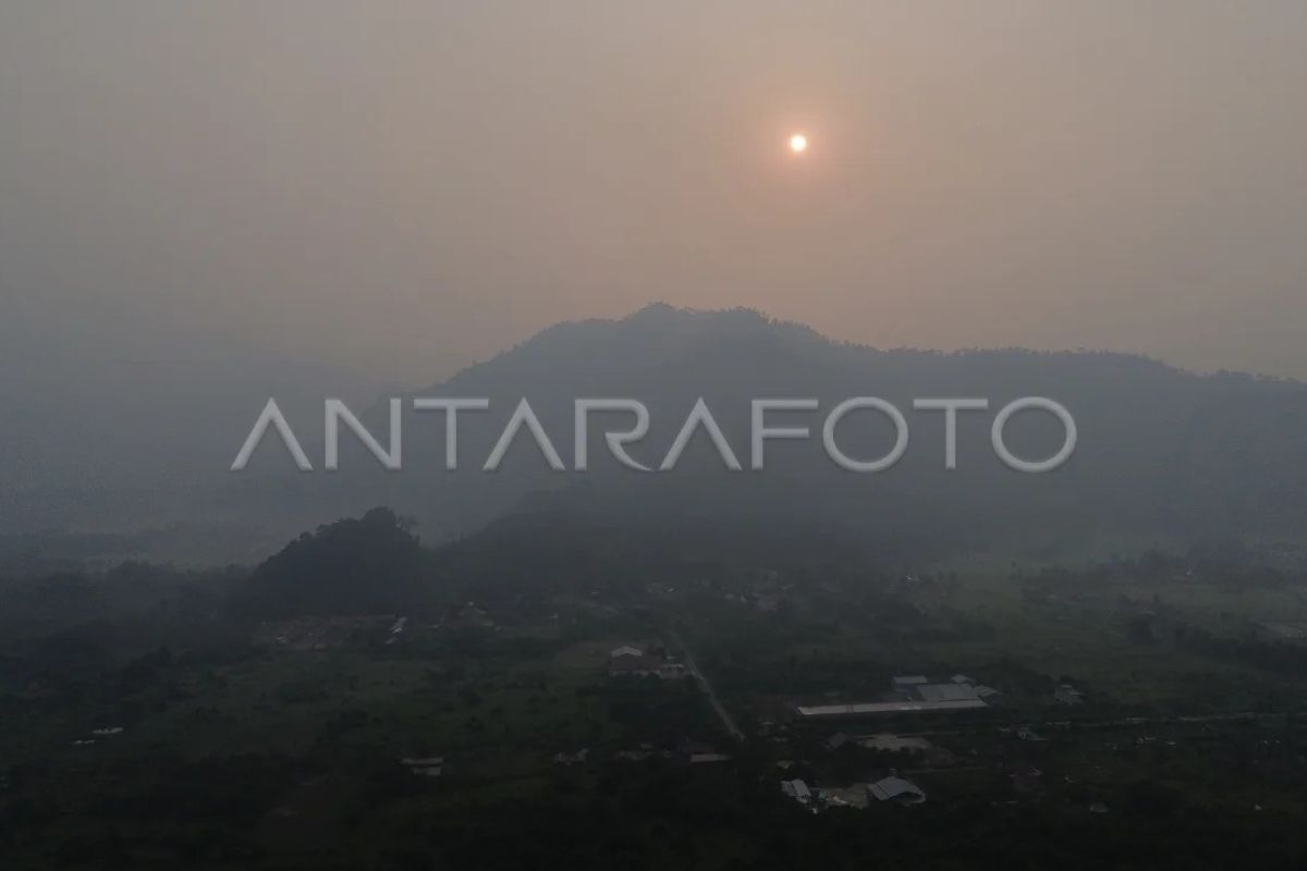 19 Titik Panas dan Kiriman Asap Karhutla Tetangga Selimuti Padang, Warga Diminta Pakai Masker