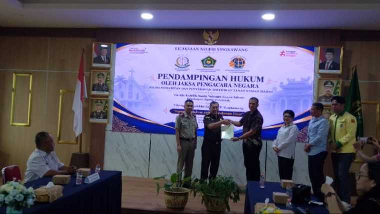 Kejari Singkawang dan BPN Serahkan Sertifikat Tanah ke Gereja Katolik dan Vihara Adhimokha Fa Kong Ti