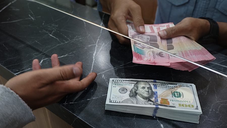Rupiah Berpeluang Stabil di Tengah Pelemahan Dolar AS, Harga Minyak Masih Bayangi