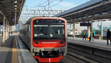 KAI Properti Rawat 513 Km Listrik KRL Jabodetabek, Ganti Ratusan Isolator