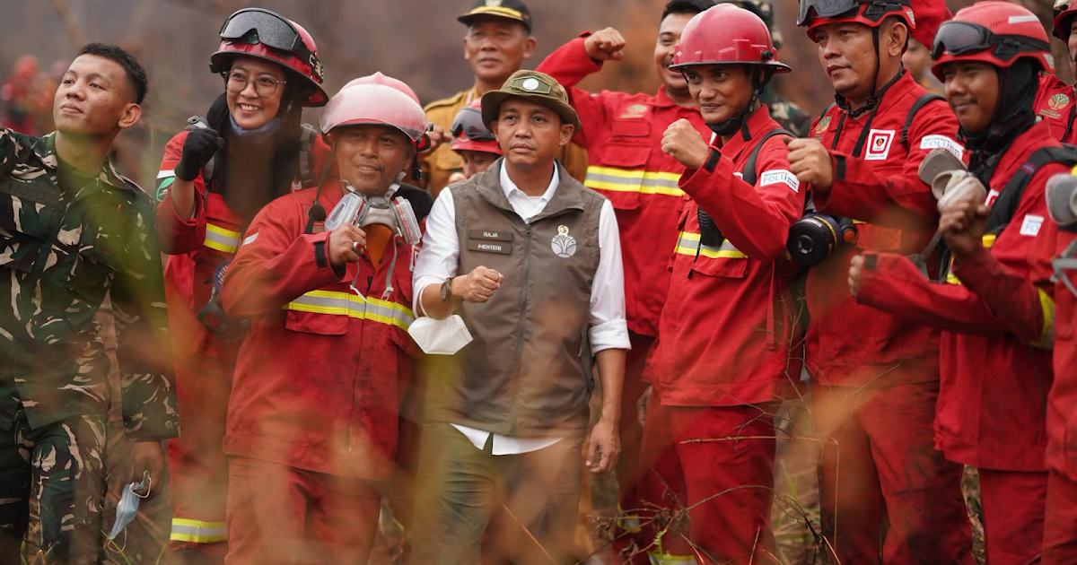 Menteri Kehutanan Raja Juli Antoni Tinjau Langsung Titik Karhutla di Ketapang, Semprot Petugas dan Relawan