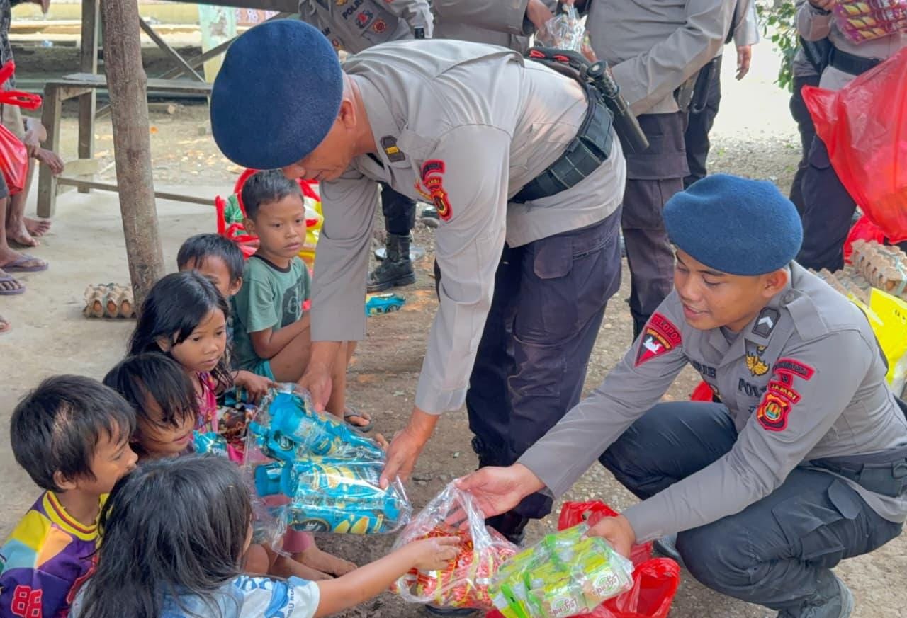 Satbrimob Polda Jambi Salurkan Bantuan Sosial untuk Warga Suku Anak Dalam di Merangin