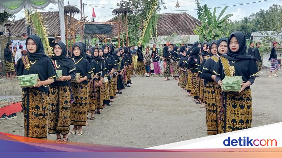 Warga Desa Loyok Lombok Timur Gelar Gawe Adat Inaq Dowe, Perempuan Jadi Penjaga Tradisi Anyaman Bambu
