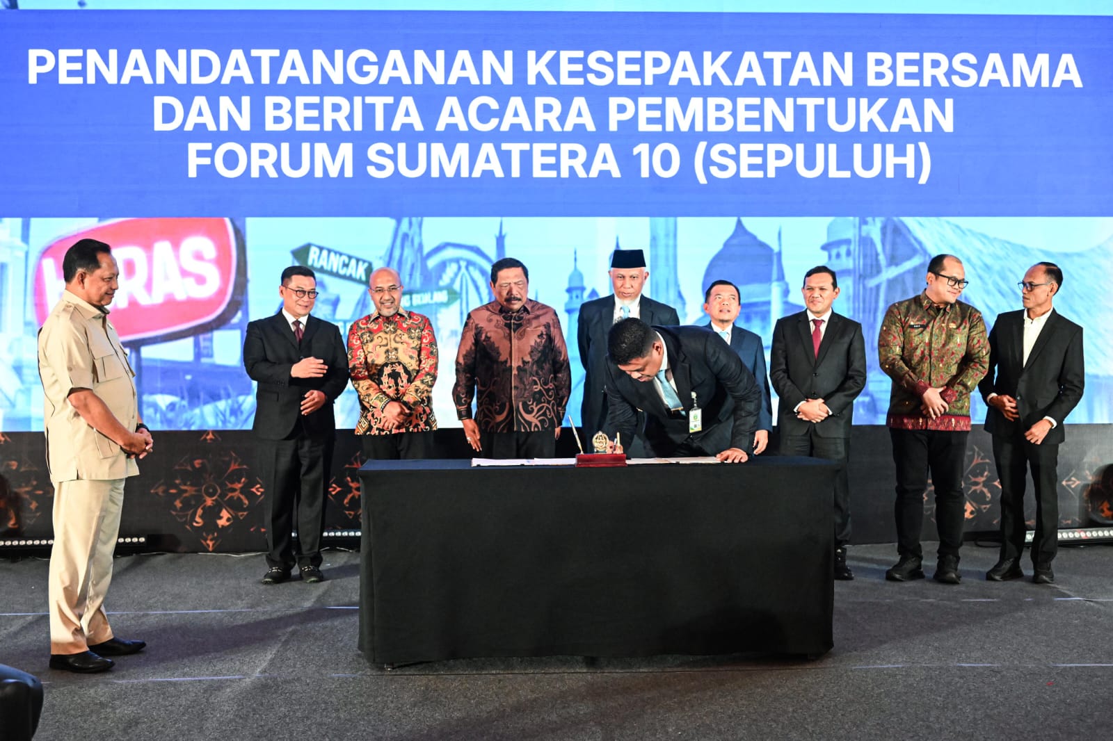 10 Gubernur se-Sumatera Teken Kesepahaman Pembangunan Terpadu di Medan, Mendagri Apresiasi Inisiatif Bobby Nasution