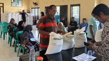 BULOG Kucurkan 7.043 Ton Beras Bantuan Pangan di Cirebon