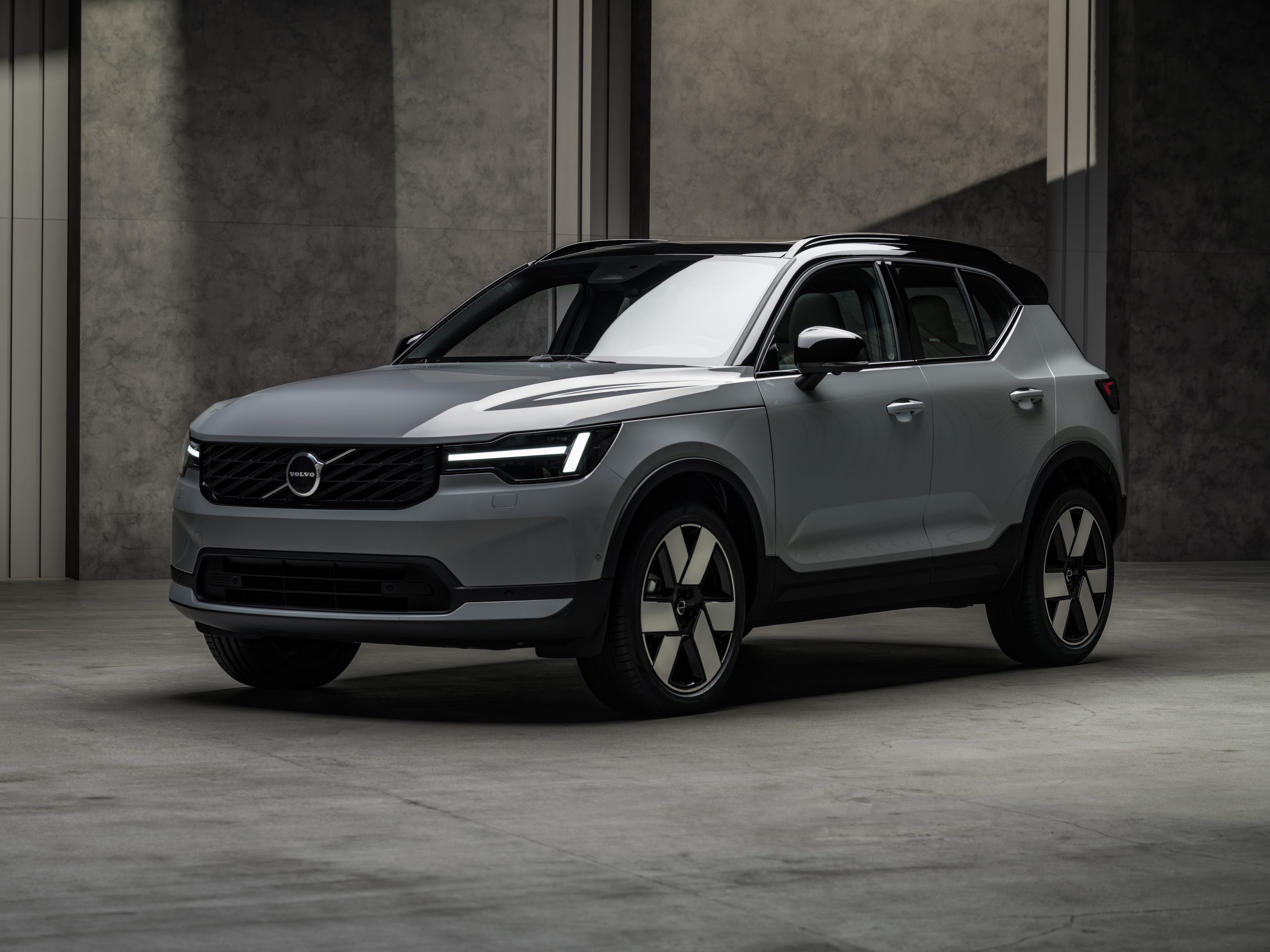 Volvo XC40 Facelift 2026 Tampil Baru, Mesin Bensin Tetap Dipertahankan