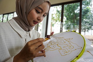 Belajar Membatik dengan Canting di Museum Batik TMII Jakarta