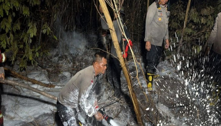 Polda Kalsel Dinginkan Gambut Terbakar di Ring 1 Bandara Syamsudin Noor, Suhu Bawah Tanah Capai 400 Derajat Celsius
