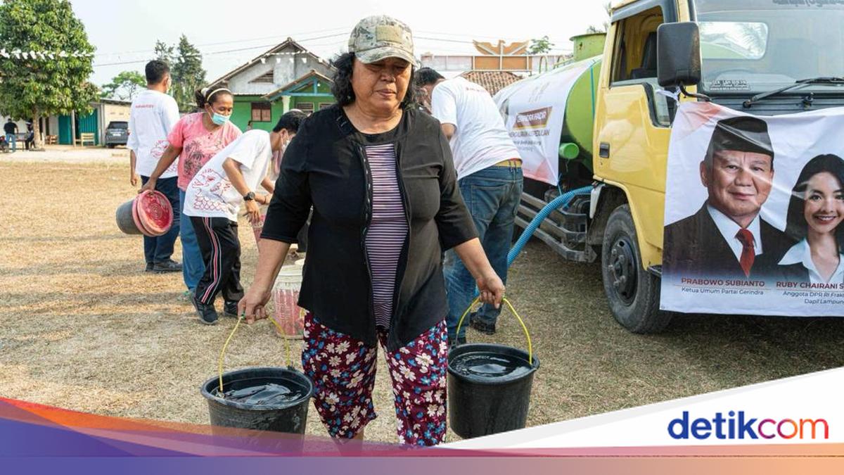 Legislator Gerindra Ruby Chairani Salurkan Masker dan Air Bersih ke Warga Lampung Terdampak Abu Anak Krakatau
