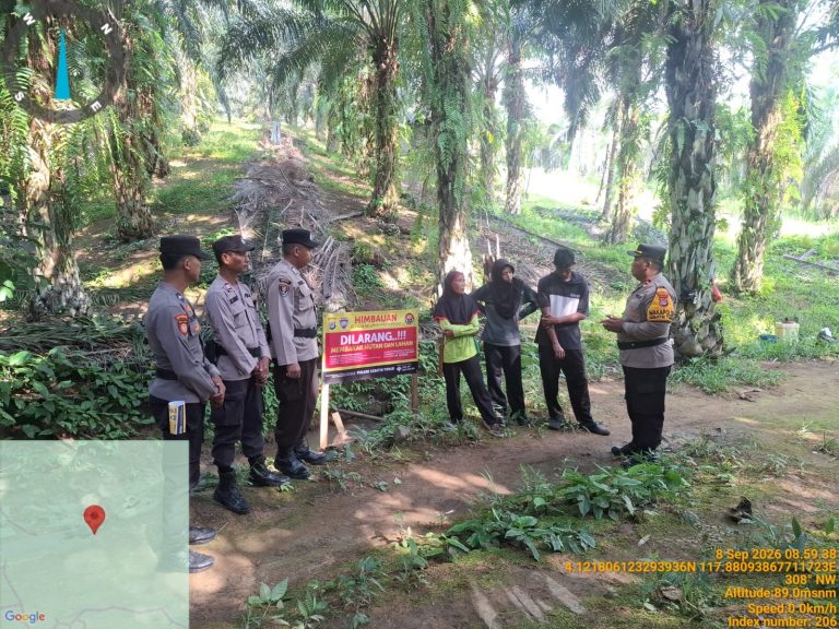 Polsek Sebatik Timur Patroli 2 Desa Antisipasi Karhutla, Pasang Spanduk di Perkebunan Warga