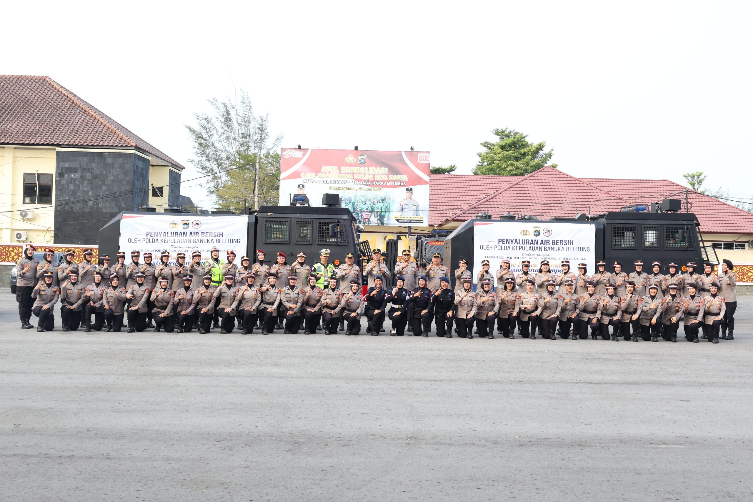 Polwan Polda Babel dan Polres Jajaran Serentak Salurkan Ratusan Ribu Liter Air Bersih ke 17 Lokasi