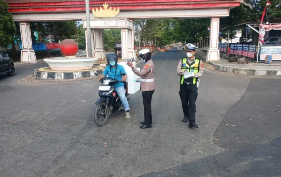Satlantas Polres Lampung Selatan Bagikan Masker ke Pengendara di Kalianda, Antisipasi Abu Vulkanik Anak Krakatau