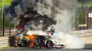Pembalap Selamatkan Rival dari Mobil Terbakar di China GT Shanghai