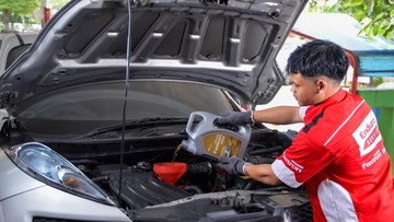 Cara Tepat Tentukan Oli Mobil Menurut Pabrikan, Cek Buku Manual
