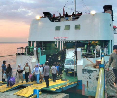 KMP Newrose Sandar di Pelabuhan Tobaku Kolaka Utara Pukul 17.45 WITA, Petugas Kawal Arus Penumpang dan Kendaraan