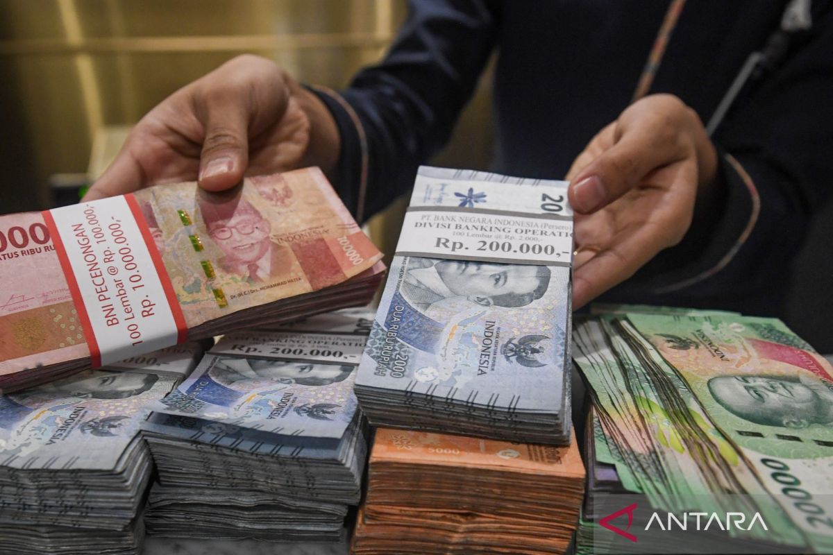 Rupiah Melemah 38 Poin ke Rp17.585 per Dolar AS di Pembukaan Jumat
