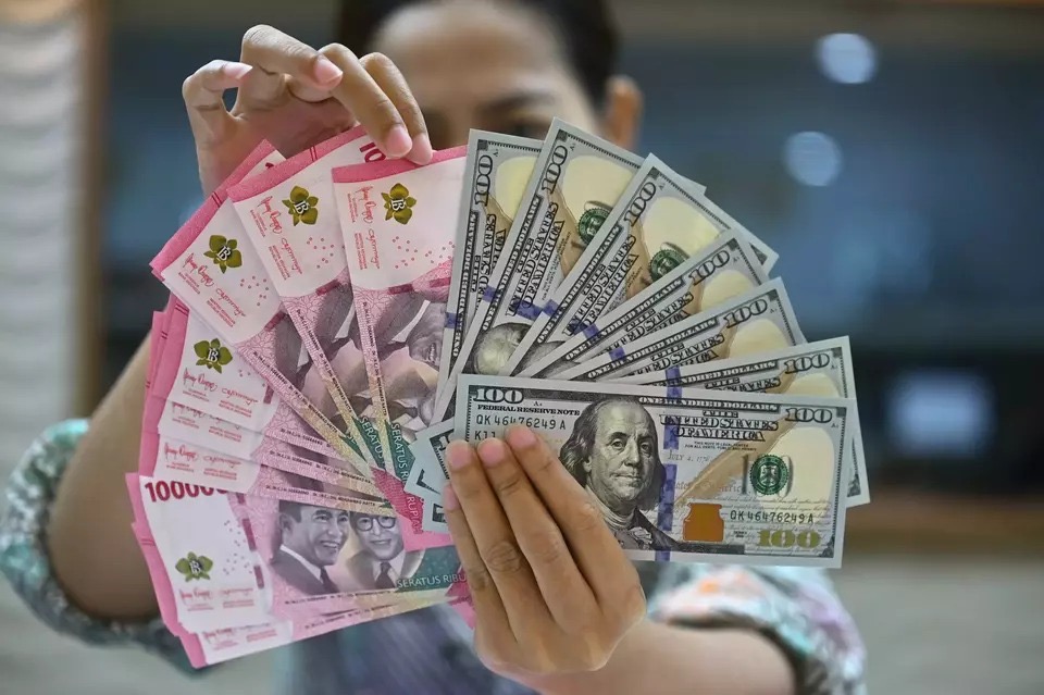 Rupiah Dibuka Melemah 63 Poin ke Rp17.610 per Dolar AS, Ikut Tekanan Regional