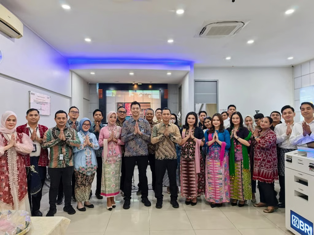 BRI BO Gading Boulevard Sambut Nasabah dengan Sapaan Hangat di Hari Pelanggan Nasional