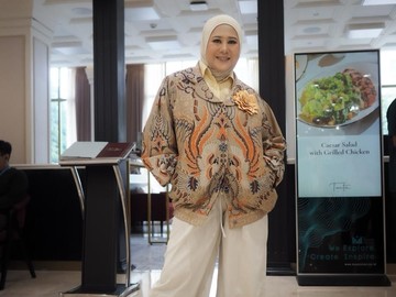 Leny Rafael Soroti Tren Wastra Nusantara di Gaya Panggung Yura Yunita dan no na