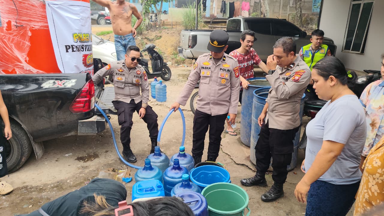 Polres Landak Salurkan Air Bersih ke Desa Ambarang, Dua Tandon 1.400 Liter Dikerahkan