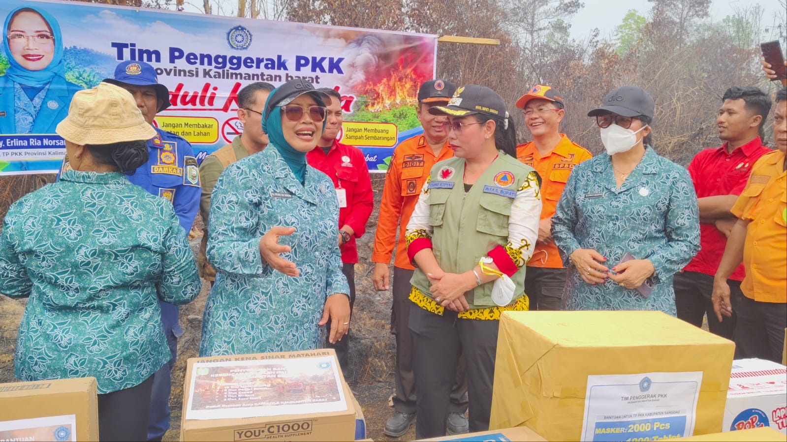 TP PKK Kalbar Serahkan Bantuan ke Relawan Karhutla Sanggau, Wabup Susana Herpena Pastikan Segera Disalurkan