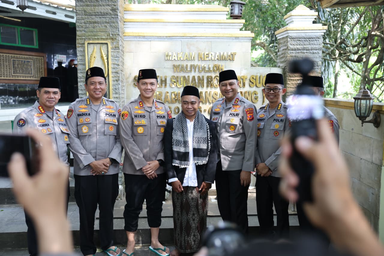 Kapolda Jabar Irjen Pol Pipit Rismanto Ziarah ke Makam Sunan Godog Garut, Santuni Warga Sekitar