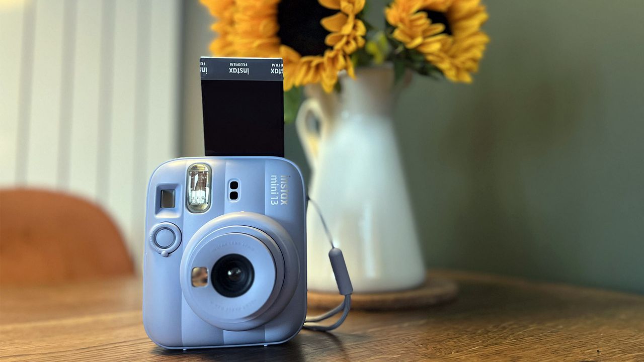 Instax Mini 13 Resmi Dirilis, Kamera Instan Selfie dengan Self-Timer Rp 1,5 Juta