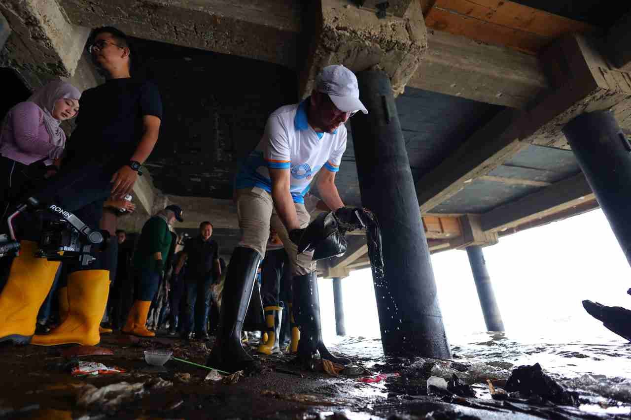 Darurat Sampah Palembang Capai 1.260 Ton per Hari, 700 Orang Turun Bersihkan Bantaran Musi di Bawah Ampera