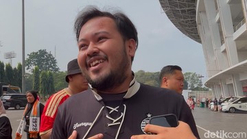 The Jakmania Tanpa Atribut Persija Dilarang Masuk SUGBK saat Persija Vs Persib