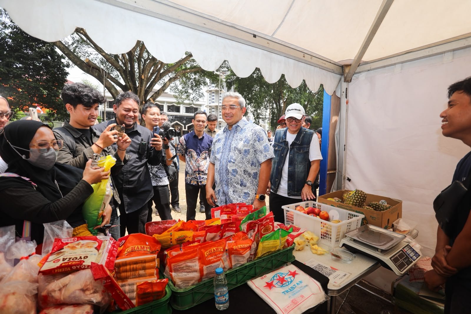Pemkot Bandung Gelar Bazmut di 30 Kecamatan, 7.000 Warga Serbu Sembako Murah 20 Persen