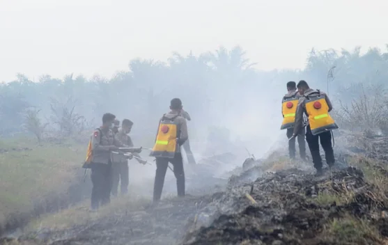 Karhutla Desa Sungai Aur Muaro Jambi Capai 20 Hektare, Tim Gabungan Polda Jambi Lakukan Pendinginan