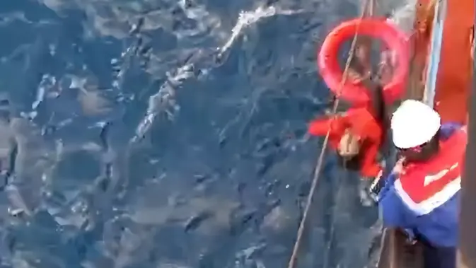 Tanker Pertamina Evakuasi 16 Korban Kapal Tenggelam di Laut Jawa