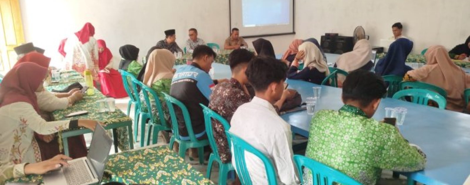 Guru Matematika MAN 1 Muaro Jambi Berbagi Kisi-Kisi TKA di MGMP MA Sungai Gelam