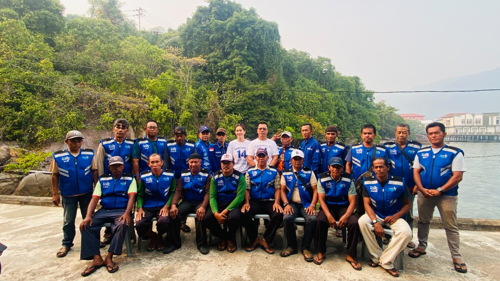 Srikandi Demokrat Kepri Bagikan Seragam ke Puluhan Ojek Tarempa Anambas di HUT ke-25 Partai