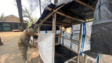 Satpol PP Pemalang Tertibkan Bilik Mesum di Pantai Cemoro Sewu