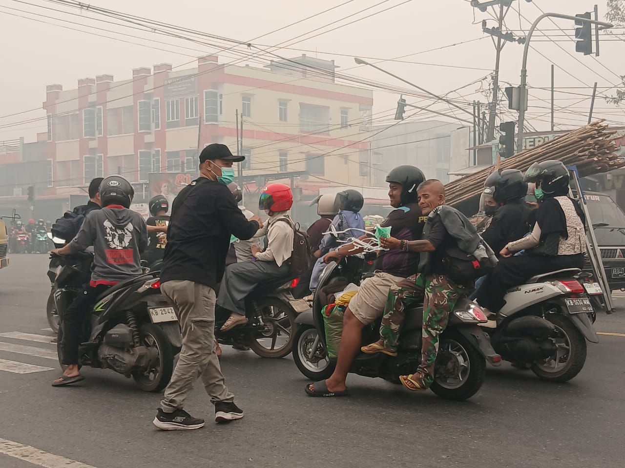 FKUB Kubu Raya Bagikan Masker di 2 Titik Aksi Sosial, Antisipasi Kabut Asap di Jalan Supadio