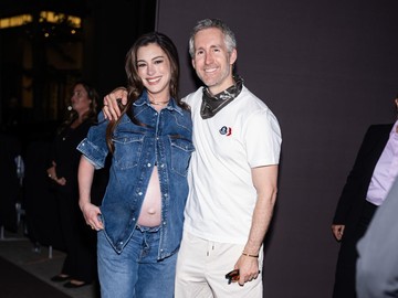Gaya Hamil 6 Bulan Anne Hathaway: Kemeja Denim Oversized Tanpa Kancing