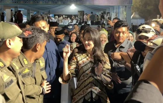 Gubernur Maluku Utara Sherly Tjoanda Jadi Buruan Swafoto Warga di Pembukaan MTQ Nasional Semarang
