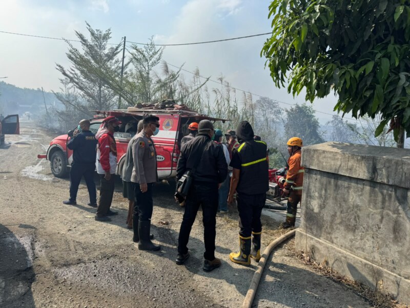 Kebakaran Lahan di Muara Badak, Polsek Sungai Pinang Kerahkan Relawan dan Damkar Bandara APT Pranoto